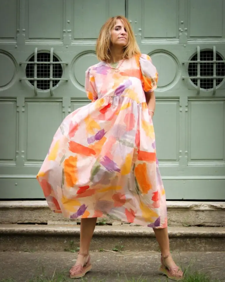 Catherine portant une tenue cousue de ses mains