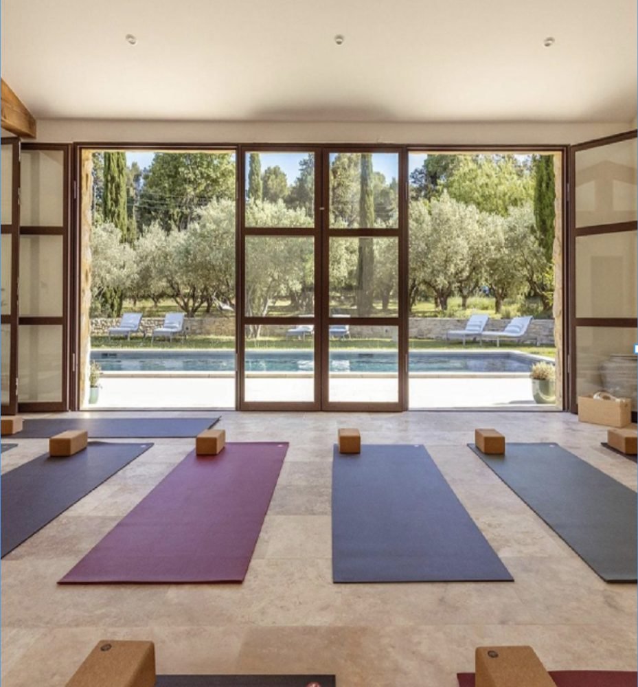 Séance de yoga pendant une retraite couture
